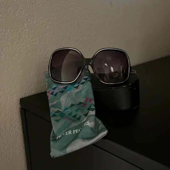 Oliver Peoples Tayla black Square sunglasses with rounded corners Oliver Peoples Ms. Oliver Pillow 51MM Square Sunglasses  main image 2